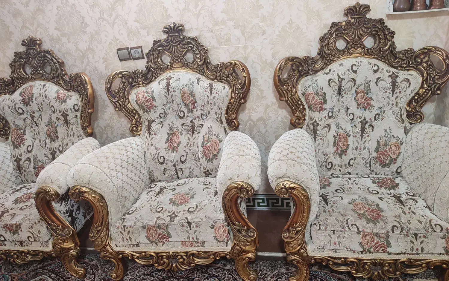 مبل سلطنتی ۹نفره با سه تا میز عسلی|مبلمان خانگی و میز عسلی|بابکان, |دیوار