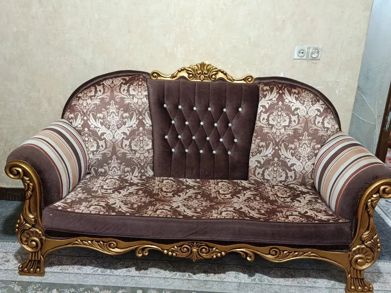 مبل سلطنتی 7 نفره با میز عسلی بسیار تمیز|مبلمان خانگی و میز عسلی|زاهدان, |دیوار