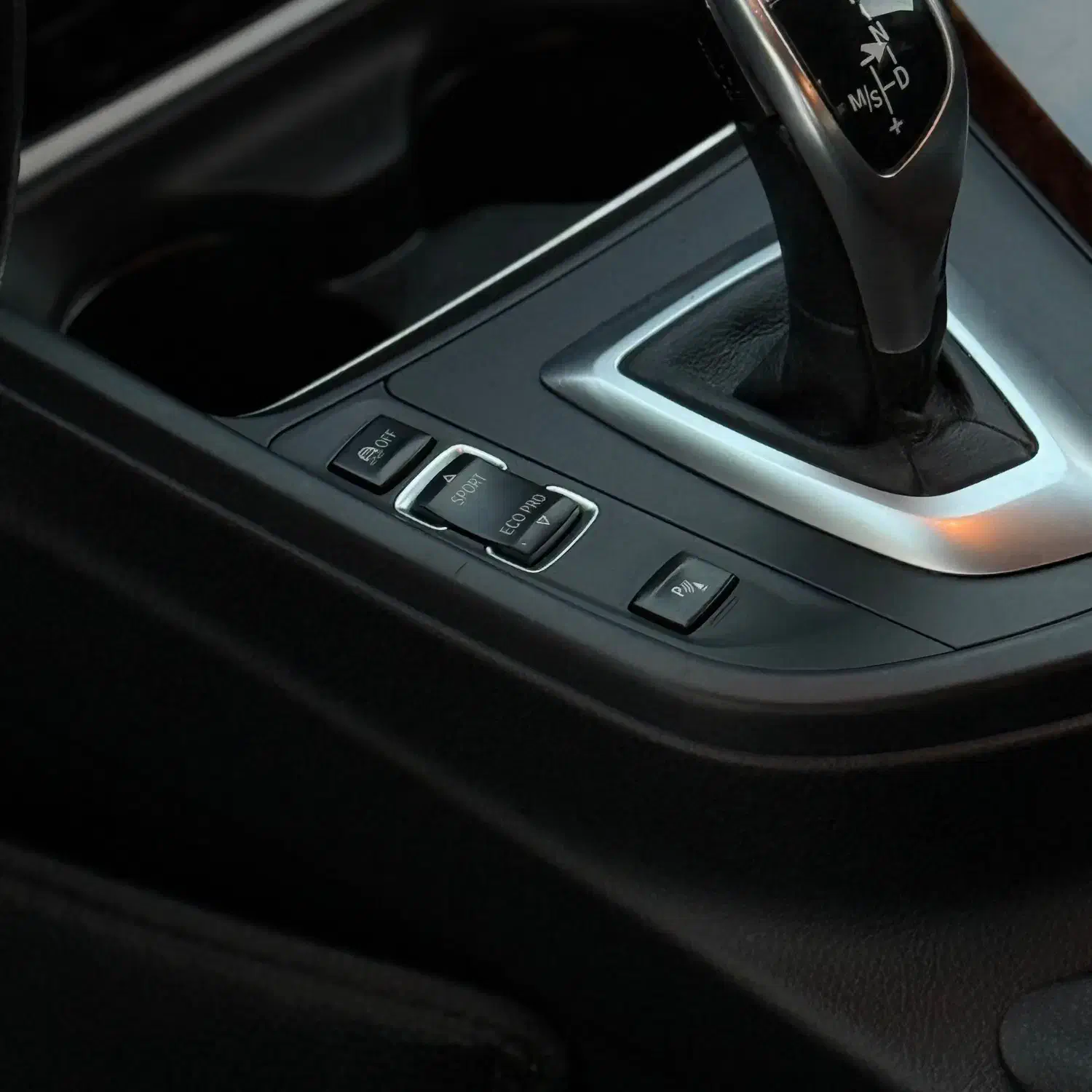 بی ام ۳۲۰|خودرو سواری و وانت|تهران, استاد معین|دیوار