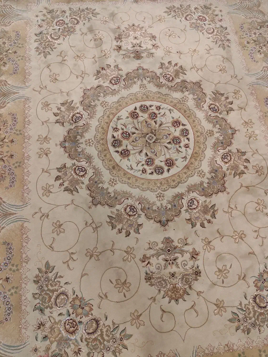 یک تخته فرش ۹ متری کاملا سالم به همراه روفرشی مخمل|فرش|قدس, شهرقدس|دیوار