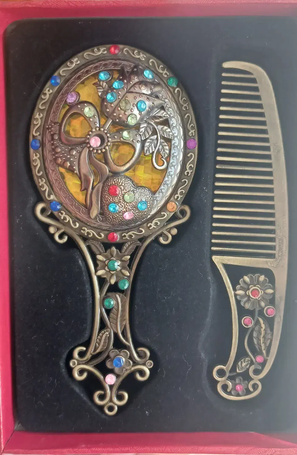 آینه و شانه ی برنجی|کلکسیون اشیاء عتیقه|تهران, فلسطین (میدان انقلاب)|دیوار