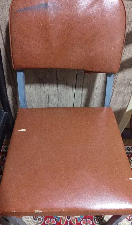 ویترین چوبی و 2عددصندلی|بوفه، ویترین، کنسول|فولادشهر, B7|دیوار