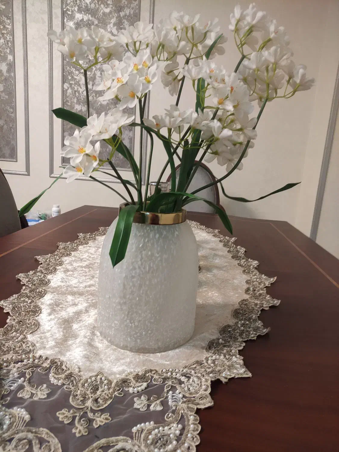 گلدان همراه با گل|گل مصنوعی|رشت, امین الضرب|دیوار