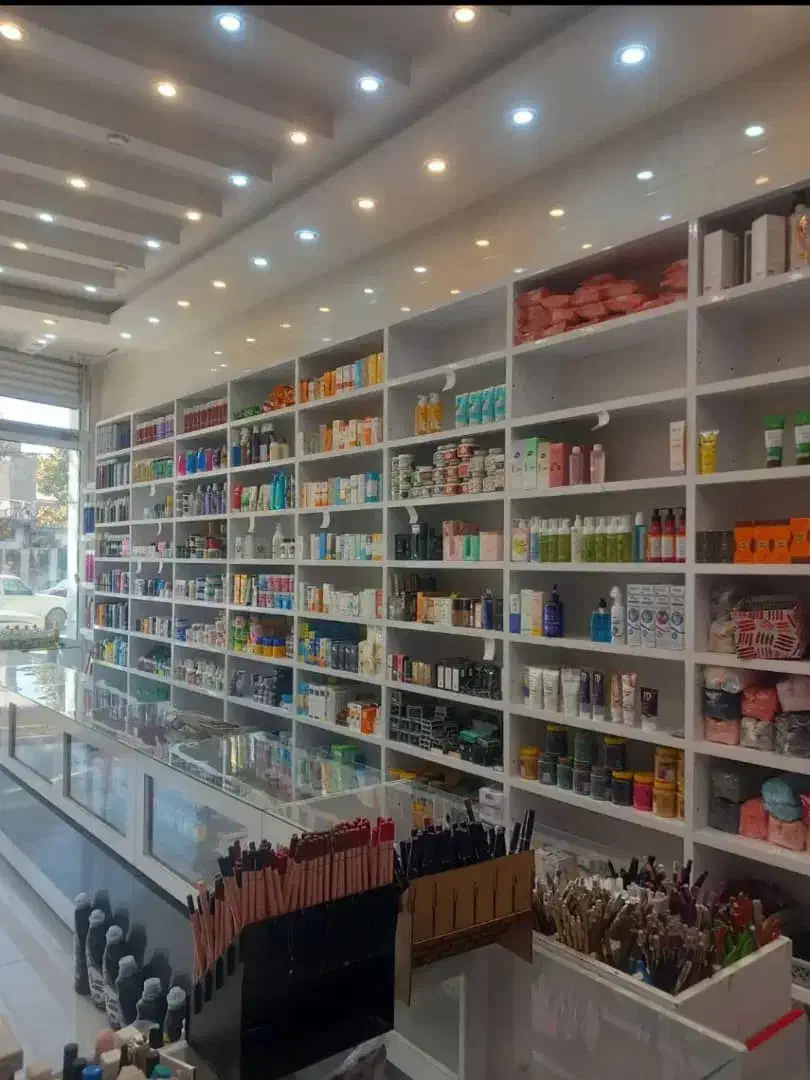 فروش فوری لوازم آرایشی با دکوراسیون|آرایشی، بهداشتی، درمانی|لردگان, |دیوار