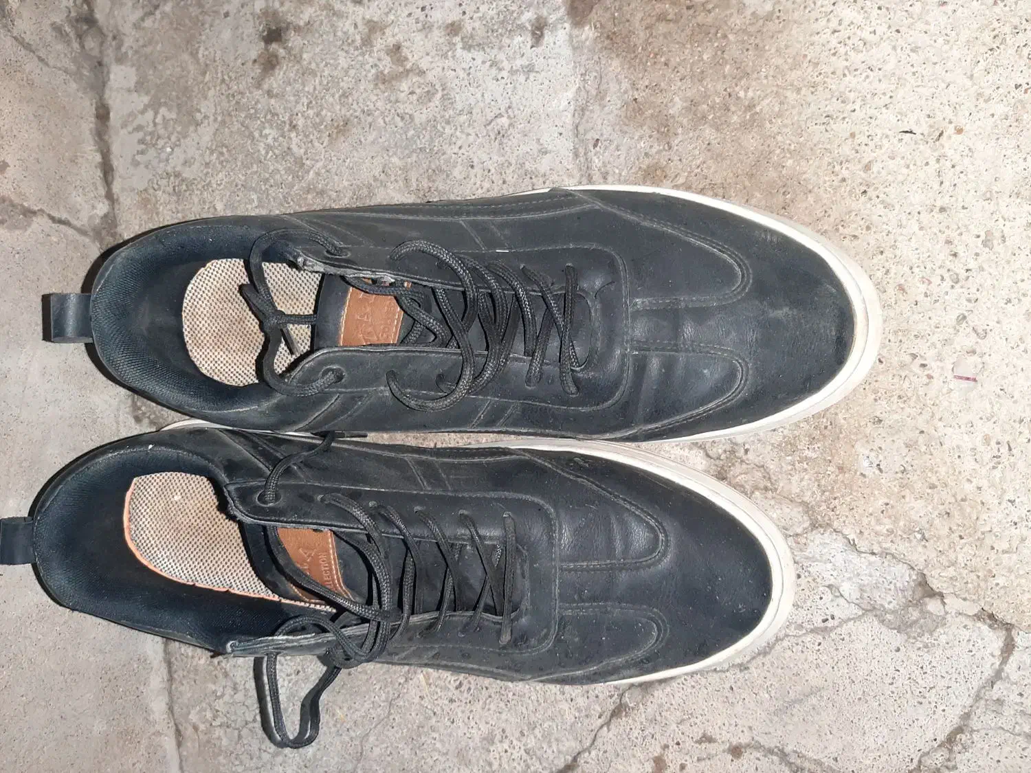 کفش|کیف، کفش، کمربند|مسجد سلیمان, |دیوار