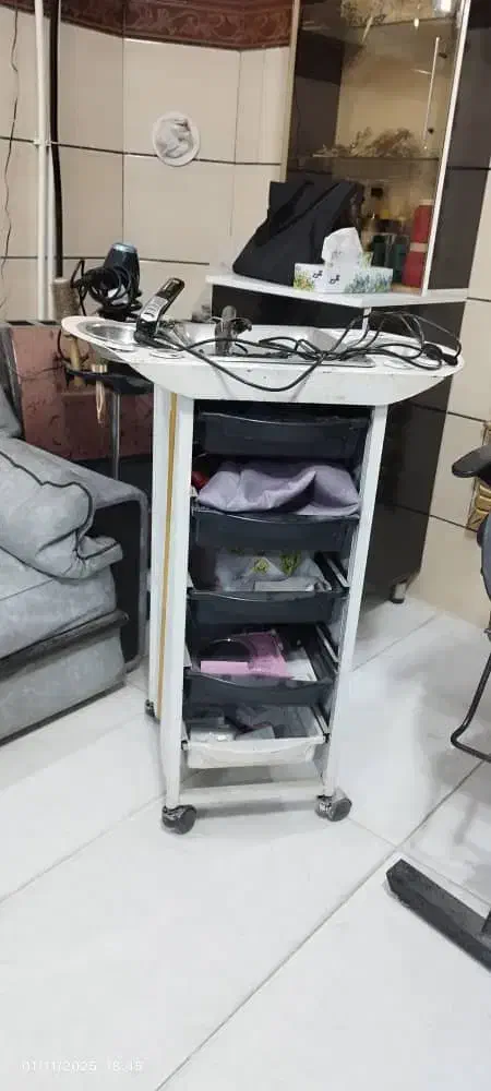 آیینه وصندلی آرایشگاه زنانه|آرایشگاه و سالن‌های زیبایی|چناران, |دیوار