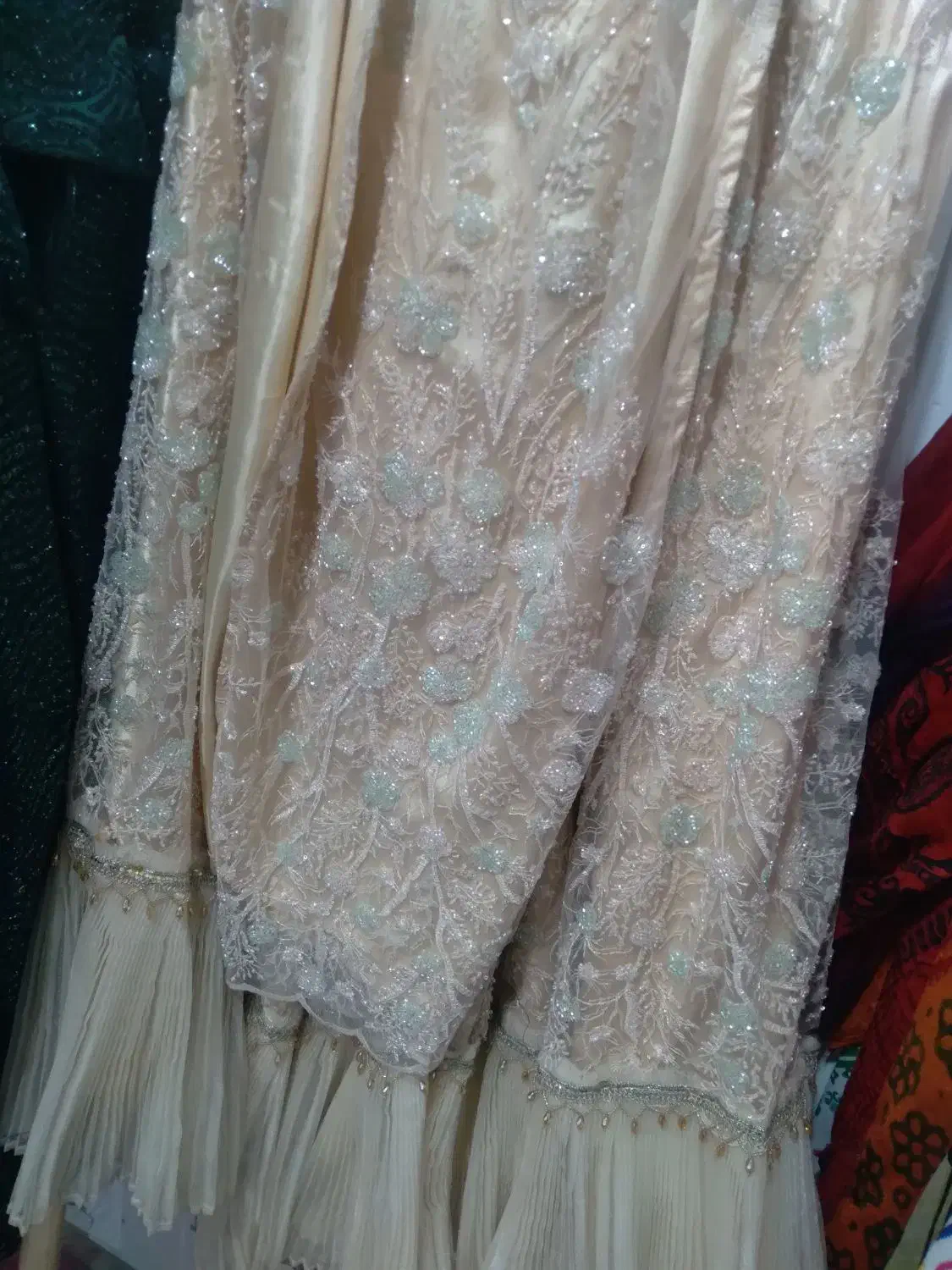 تعدادی لباس قری به فروش میرسد|لباس|خرم بید, |دیوار