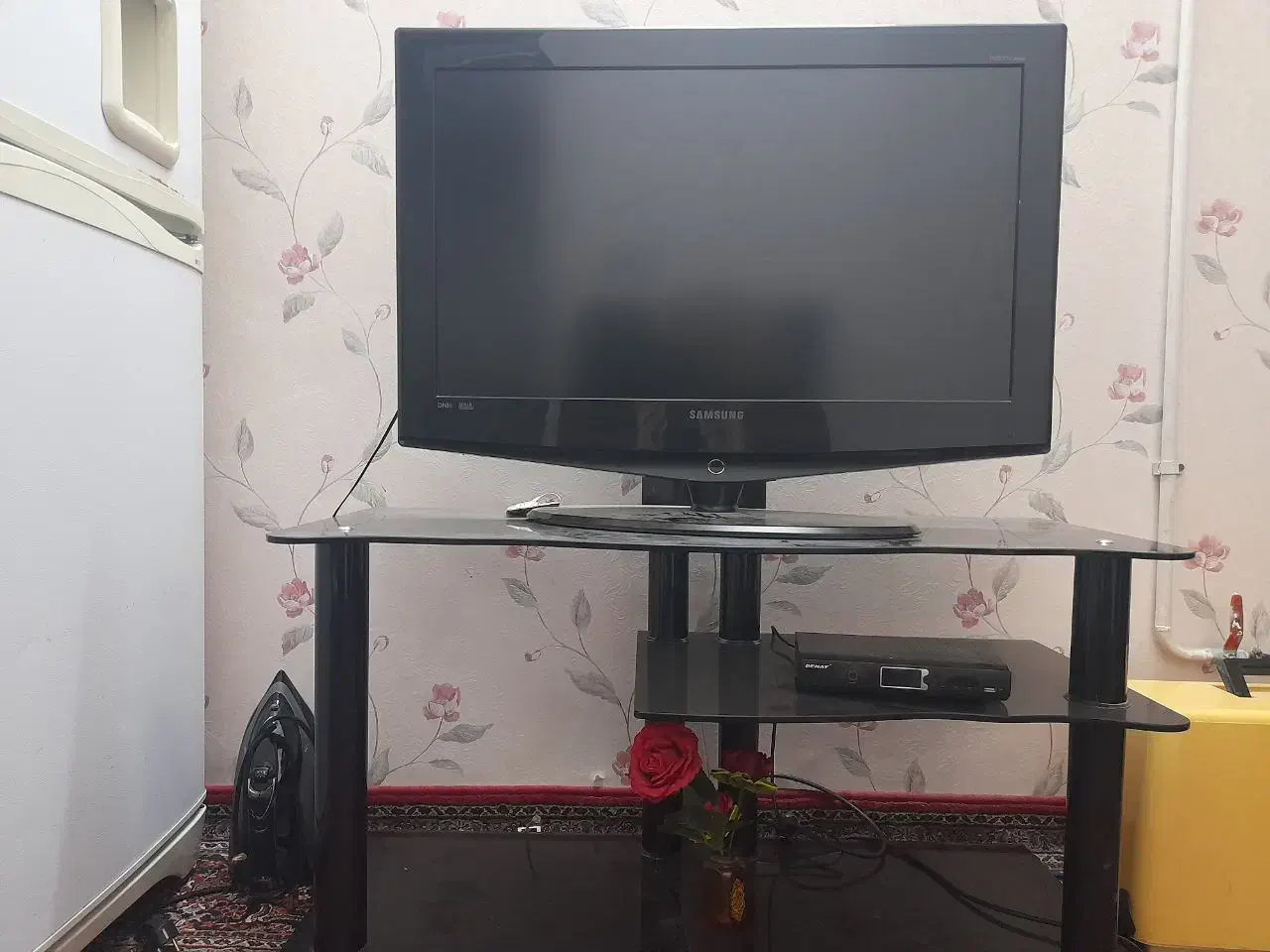 تلویزیون ، میز tv و دستگاه گیرنده|تلویزیون و پروژکتور|یزد, |دیوار