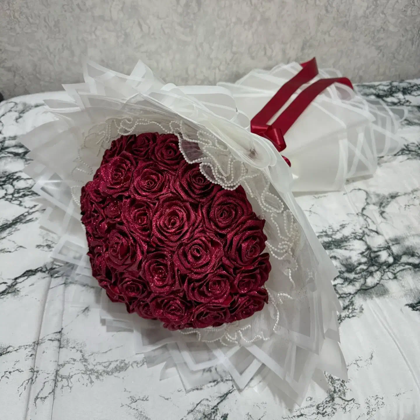 دسته گل رز شایندار دور تورنگینی|گل مصنوعی|خوی, |دیوار