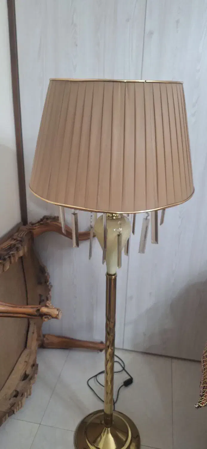 کنار سالنی زیبا|چراغ خواب و آباژور|همدان, |دیوار