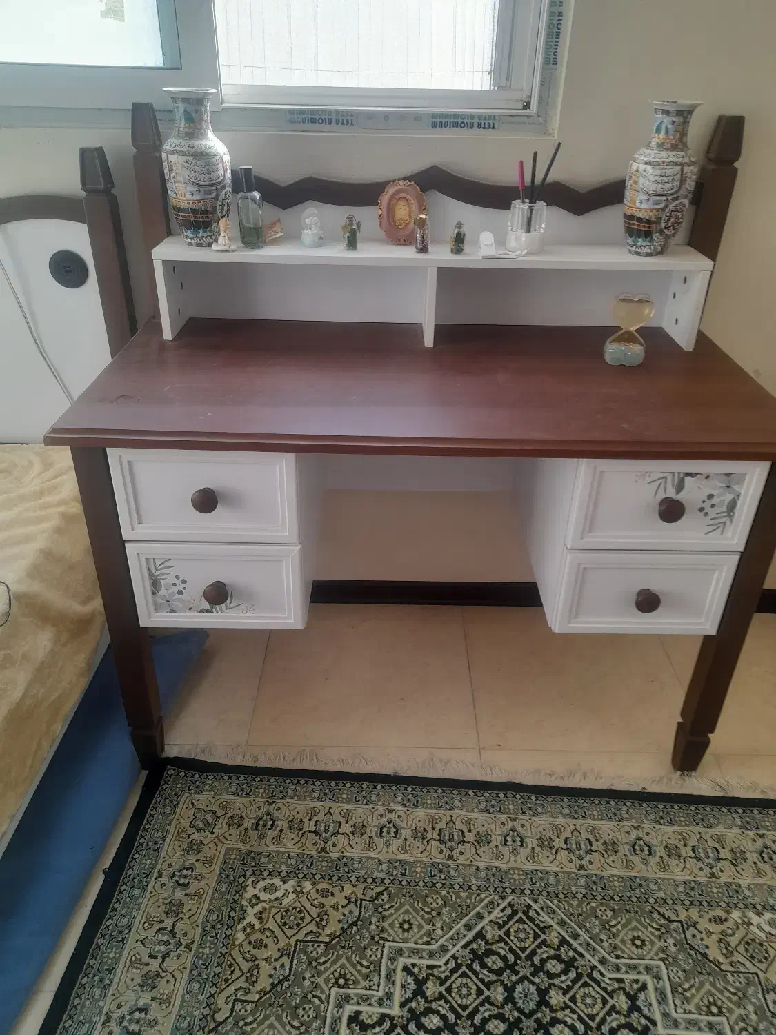 تخت و میز تحریرو تشک تخت و فرش و مبل پاف|مبلمان خانگی و میز عسلی|شاهینشهر, شهرک هشت بهشت|دیوار