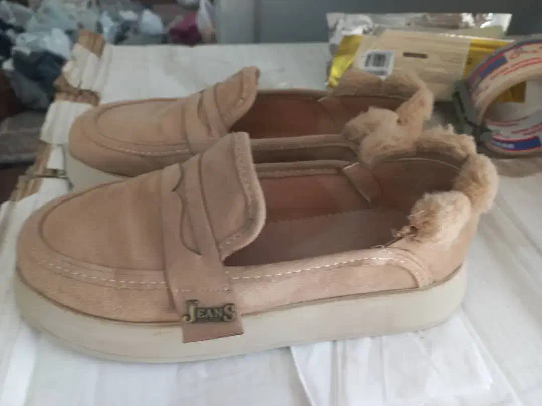 کفش نو|کیف، کفش، کمربند|خوی, |دیوار