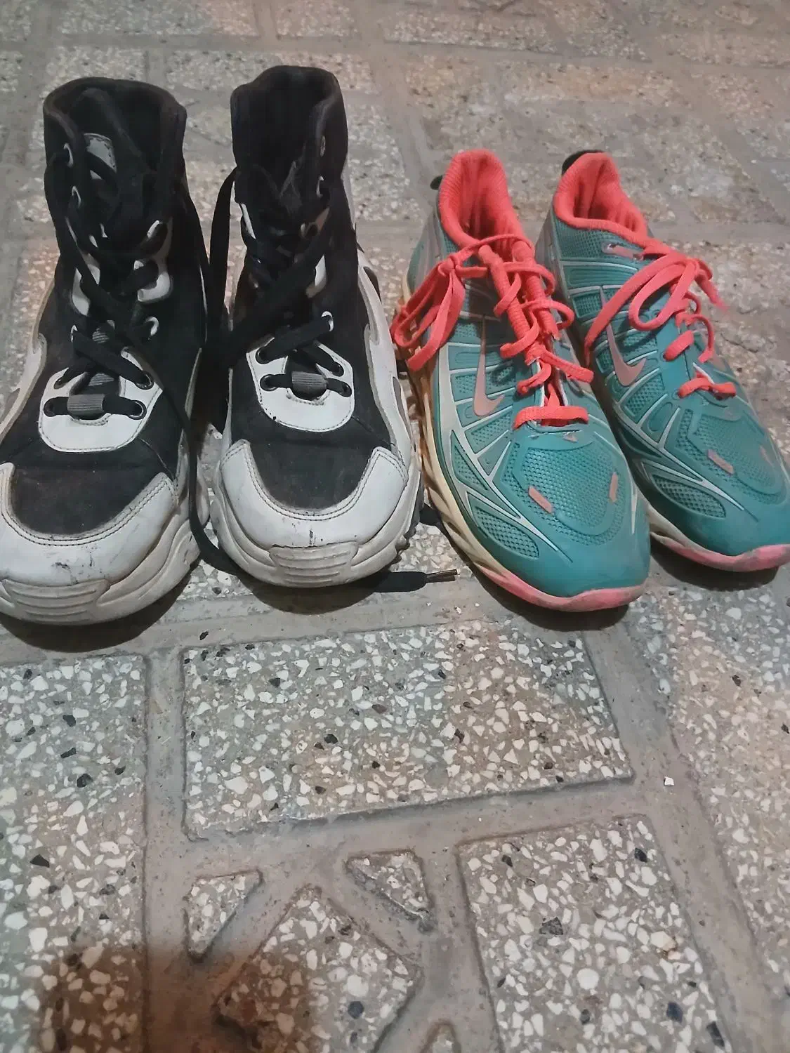 چند جفت کفش|کیف، کفش، کمربند|نیشابور, بنیاد شهید|دیوار