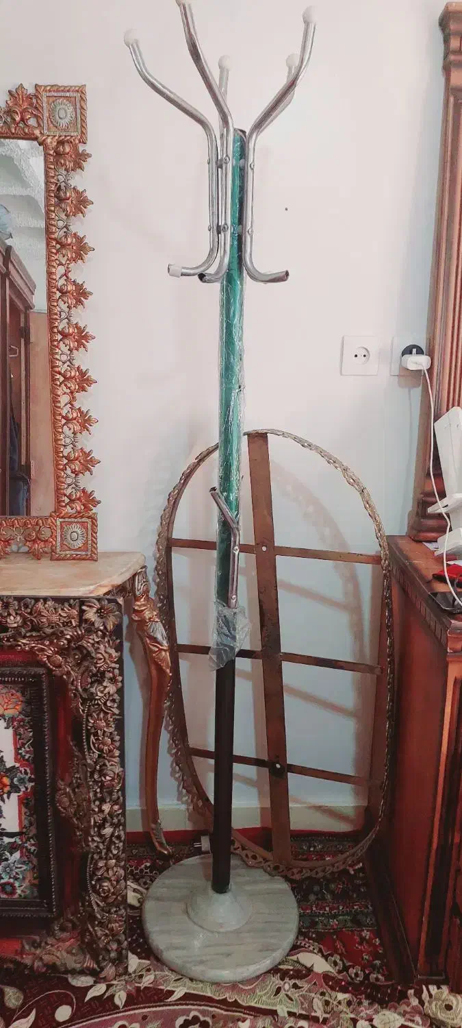 چوب لباسی با کف سنگی|بندرخت و رخت‌آویز|تهران, قصر فیروزه ۲|دیوار