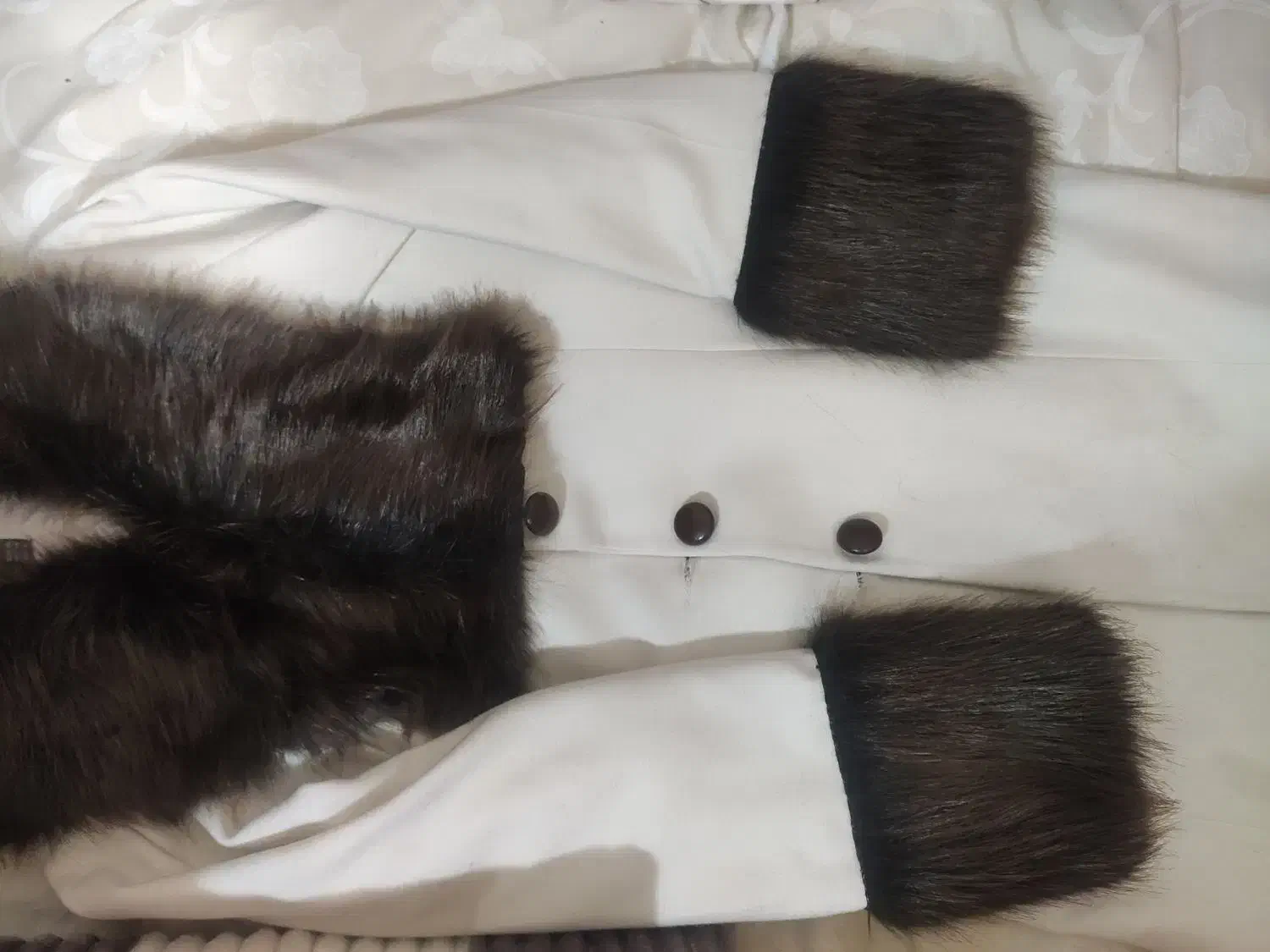 پالتو سفید|لباس|اردبیل, |دیوار