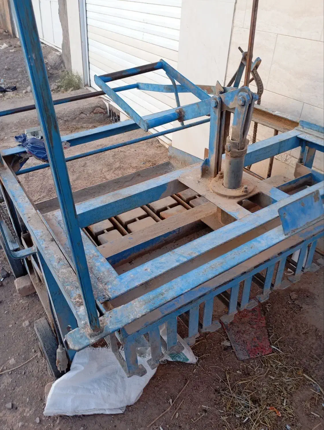 بلوکه زن شش قالبه ته بازفروشی|ماشین‌آلات صنعتی|سده (خراسان جنوبی), |دیوار