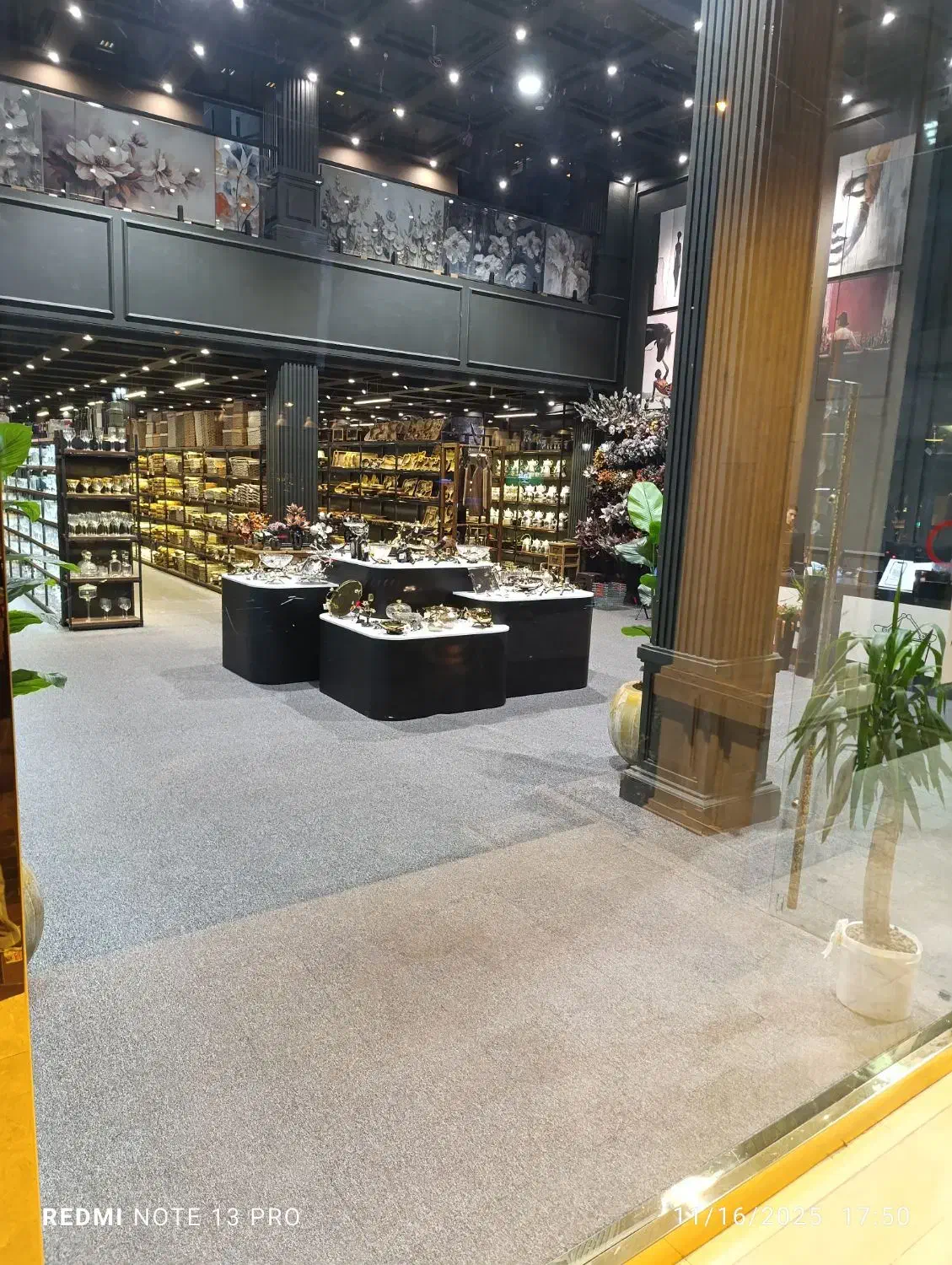 همکار خانم فروشنده و همکار آقا خدمات و انبار|استخدام خدمات فروشگاه و رستوران|تهران, میرداماد|دیوار