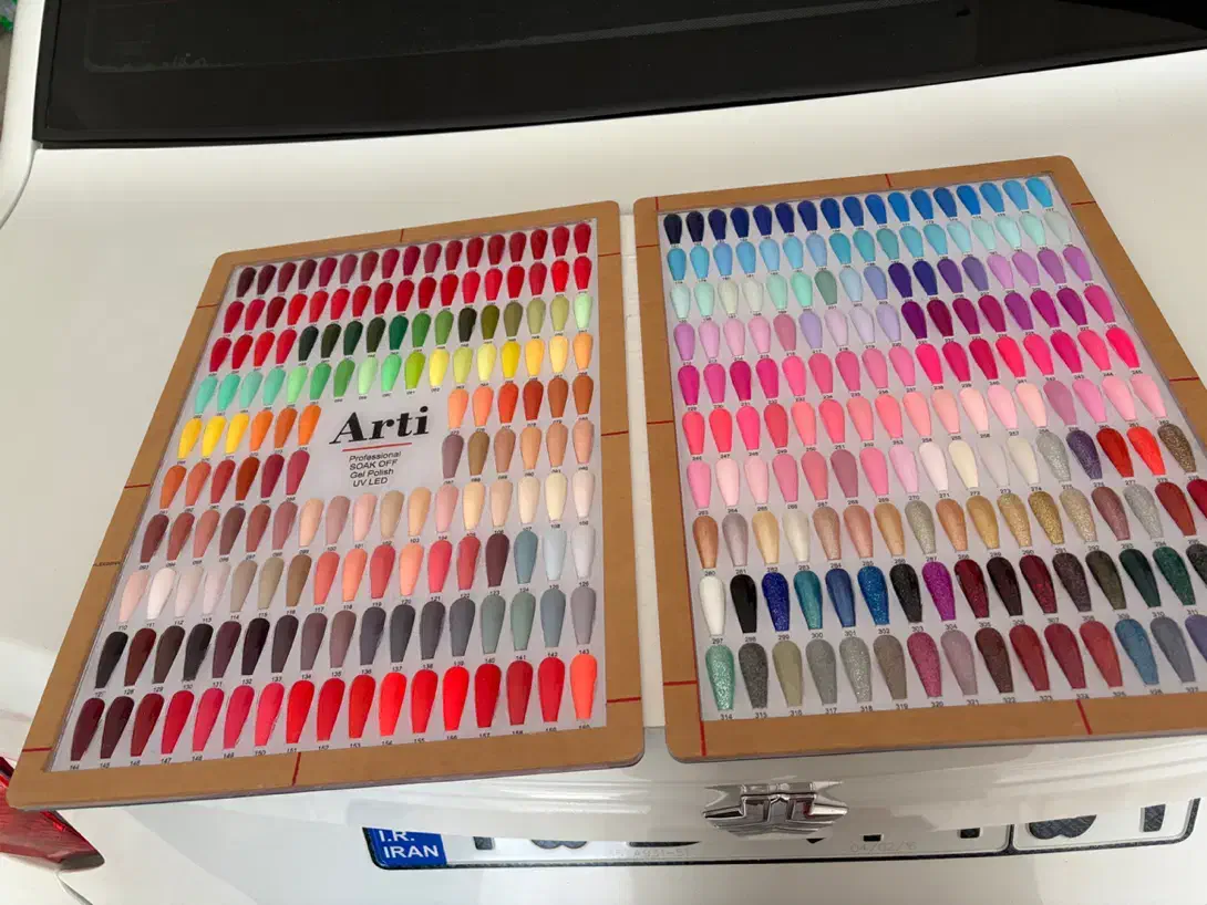 وسایل ناخن و صندلی اصلاح|آرایشگاه و سالن‌های زیبایی|سنندج, |دیوار