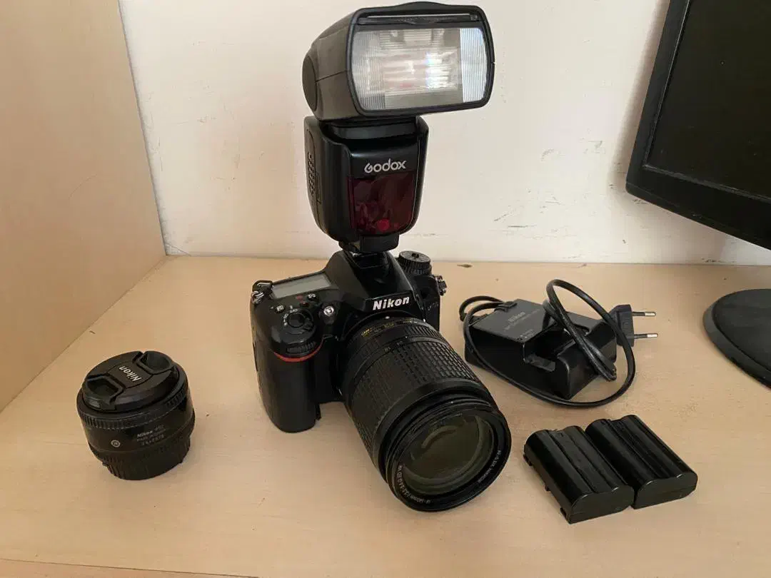 دوعدد رم ۶۴ سان دیسک و فلشر دوربین نیکون با شارژر|دوربین عکاسی و فیلمبرداری|بجنورد, |دیوار