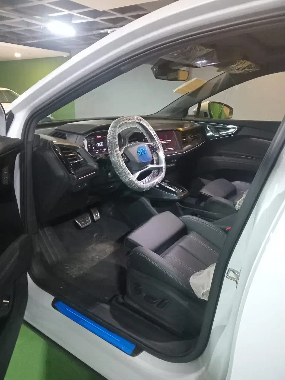 آئودی Q4 e-tron مدل 2025|خودرو سواری و وانت|تهران, حکمت|دیوار