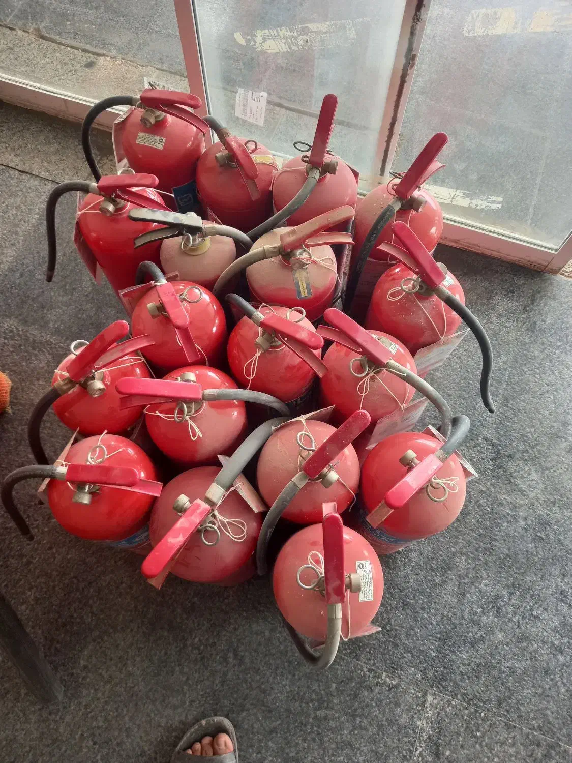 شارژ و فروش کپسول آتش نشانی همراه با کارت و بیمه|خدمات پیشه و مهارت|قشم, |دیوار