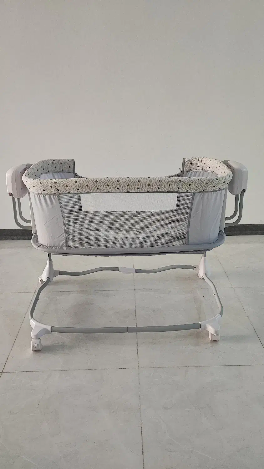 گهواره برقی و تخت کنار مادر ماستلا|تخت و صندلی بچه|شیراز, شهرک والفجر|دیوار