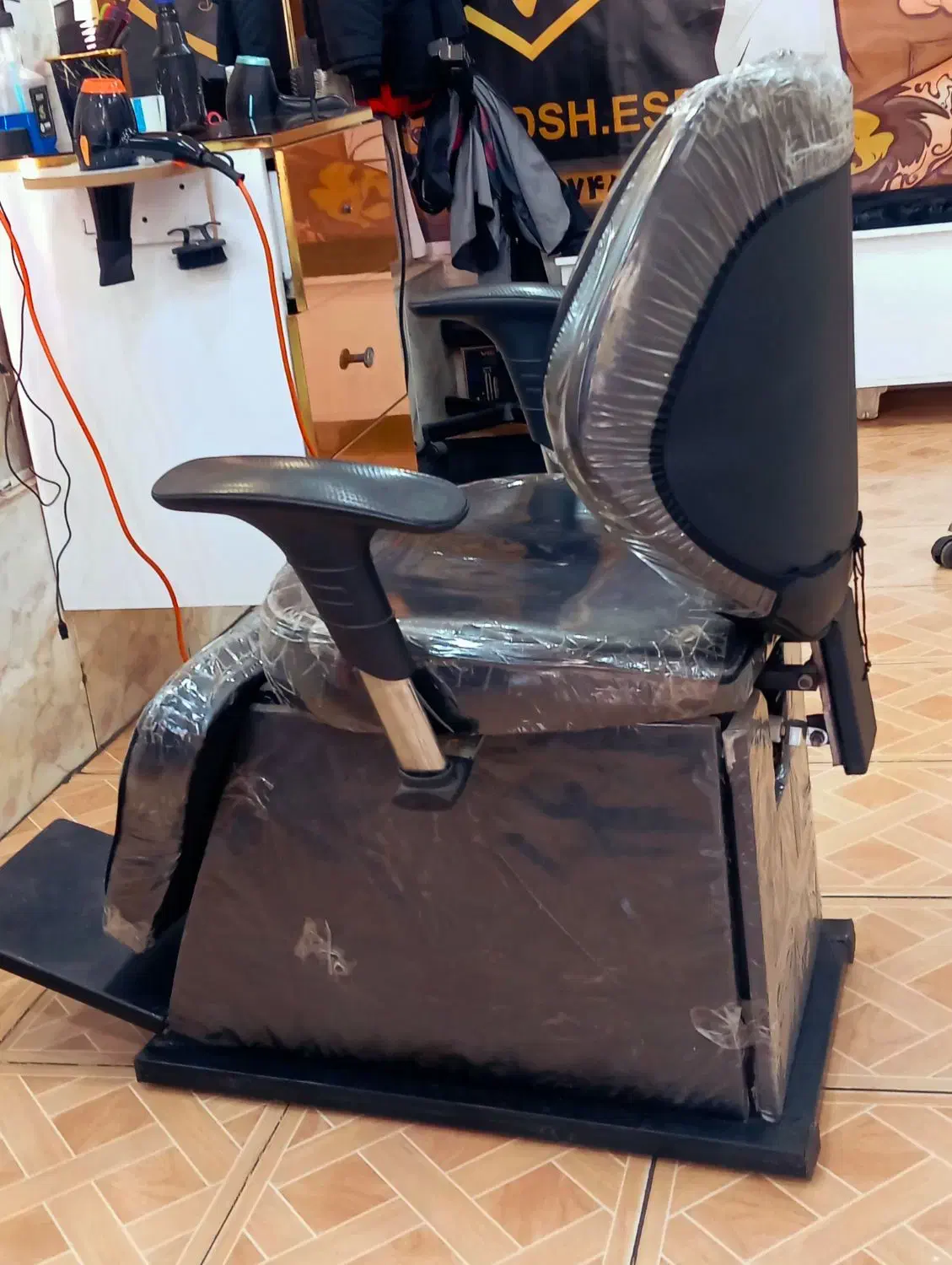 2عدد صندلی ارایشگاه مردانه در حد نو|آرایشگاه و سالنهای زیبایی|خوی, |دیوار