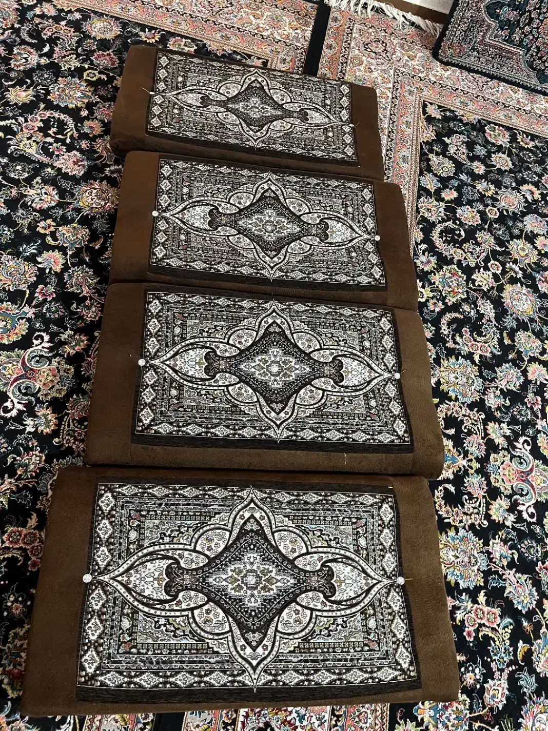 چهار عدد پشتی|پشتی|دهدشت, |دیوار