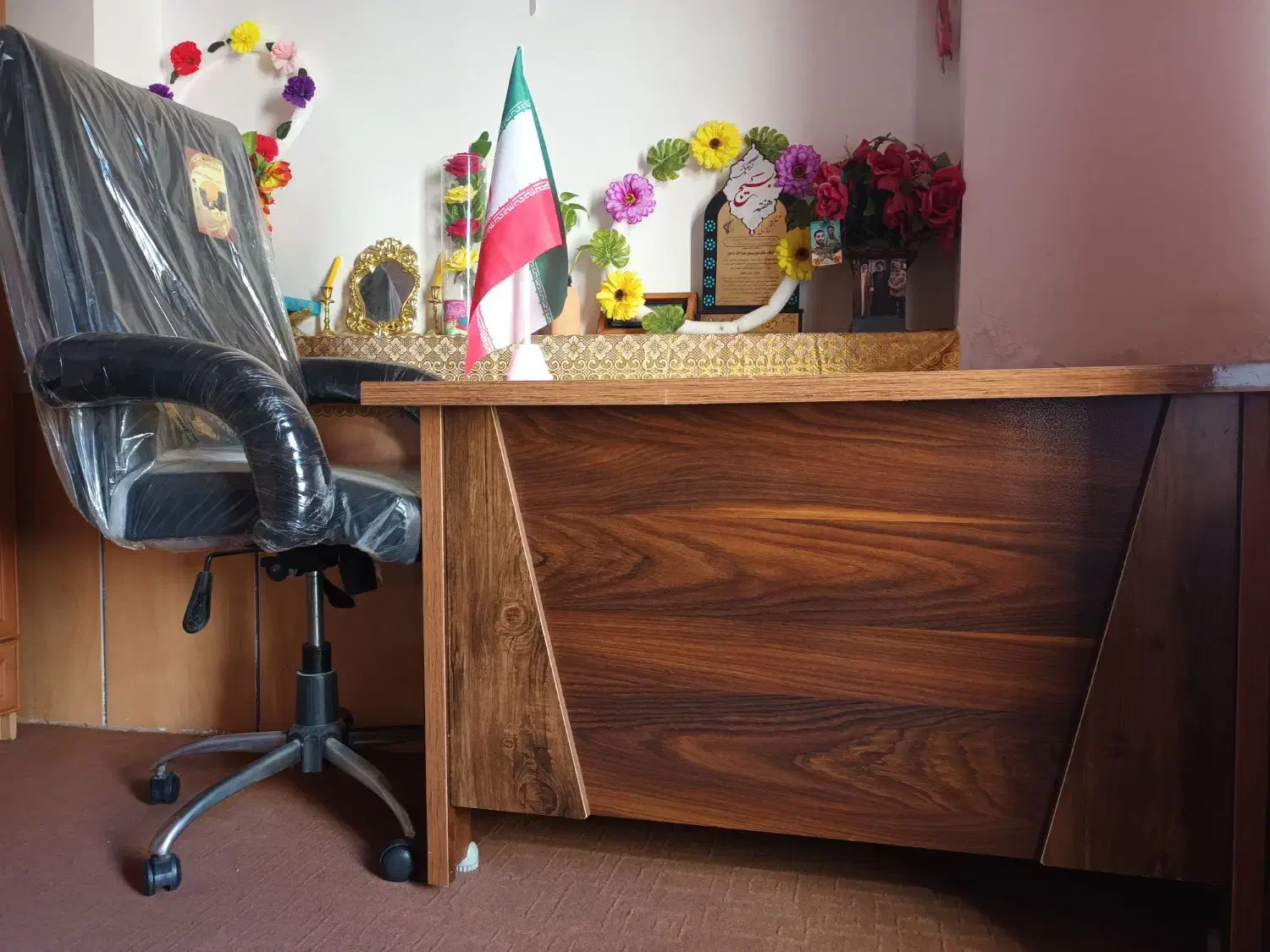 میز و صندلی اداری همراه با کمد نو|دفتر کار|جهرم, |دیوار