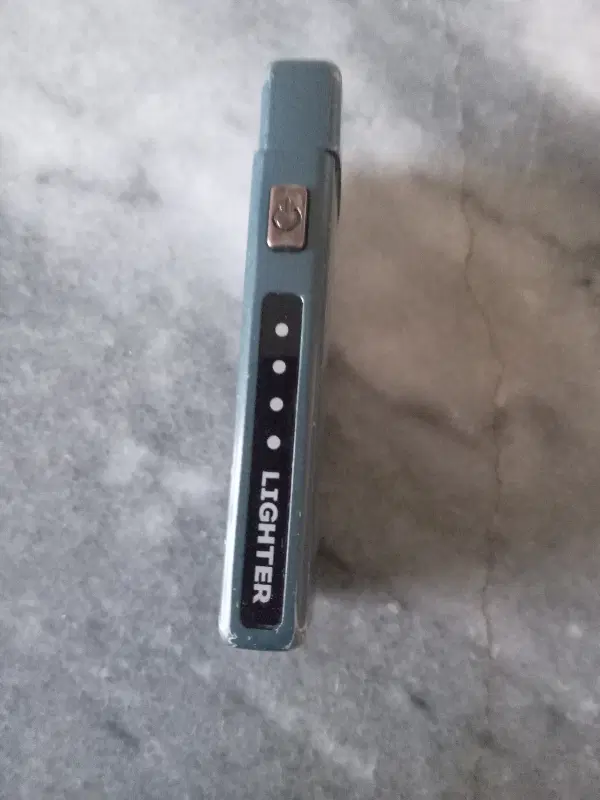 فندک|کلکسیون اشیاء عتیقه|صحنه, |دیوار