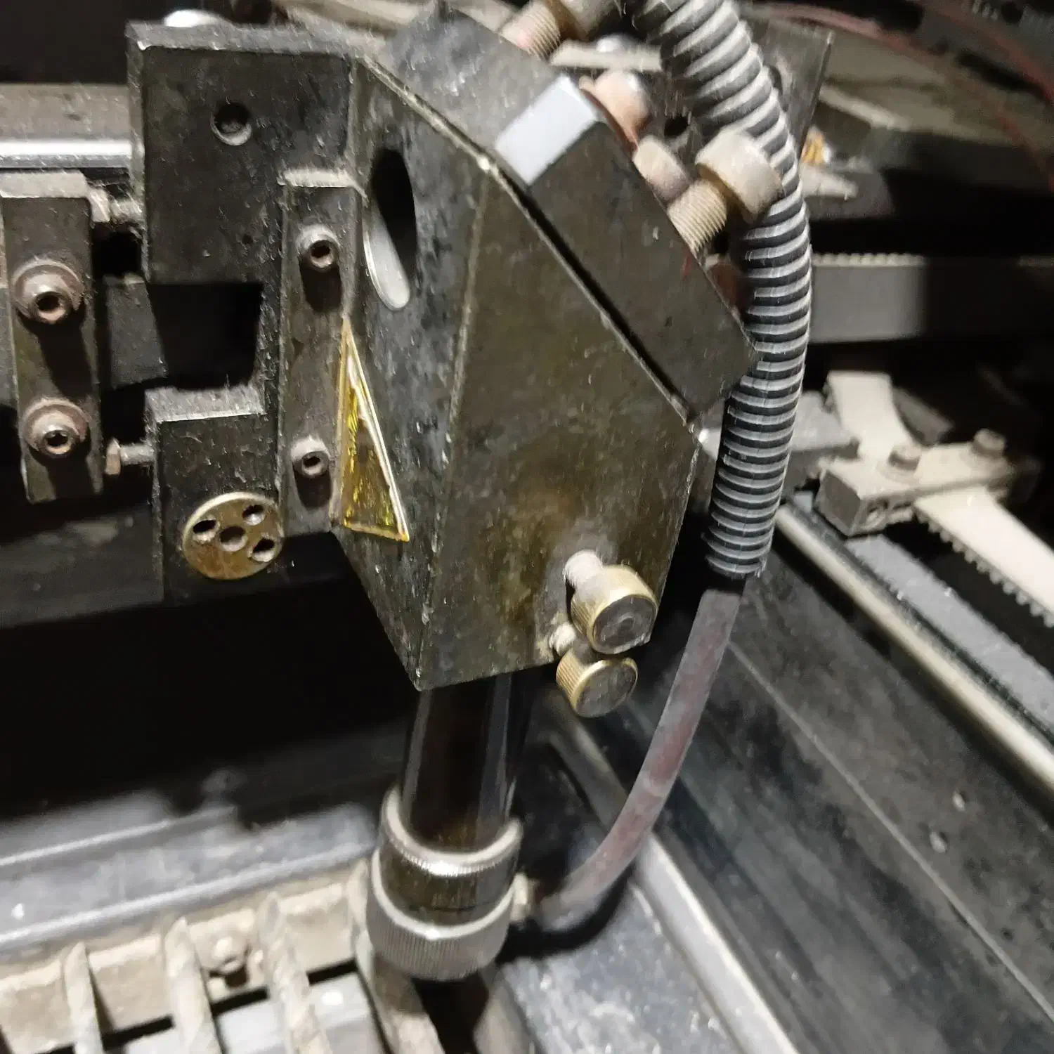 دستگاه برش لیزری|ماشین‌آلات صنعتی|باسمنج, |دیوار