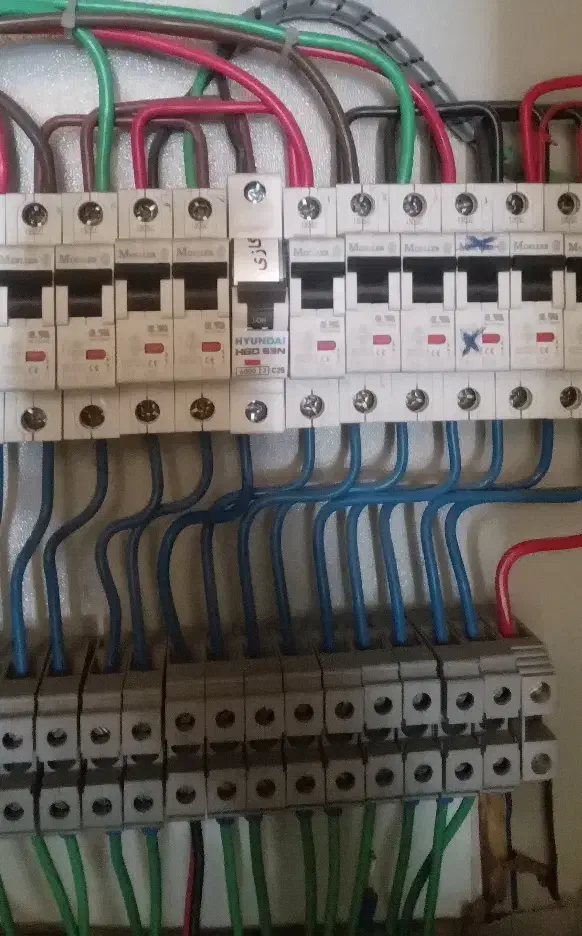 برق کاری و رفع اتصالی سالنهای زیبایی و غیره|خدمات پیشه و مهارت|فردیس, منظریه|دیوار