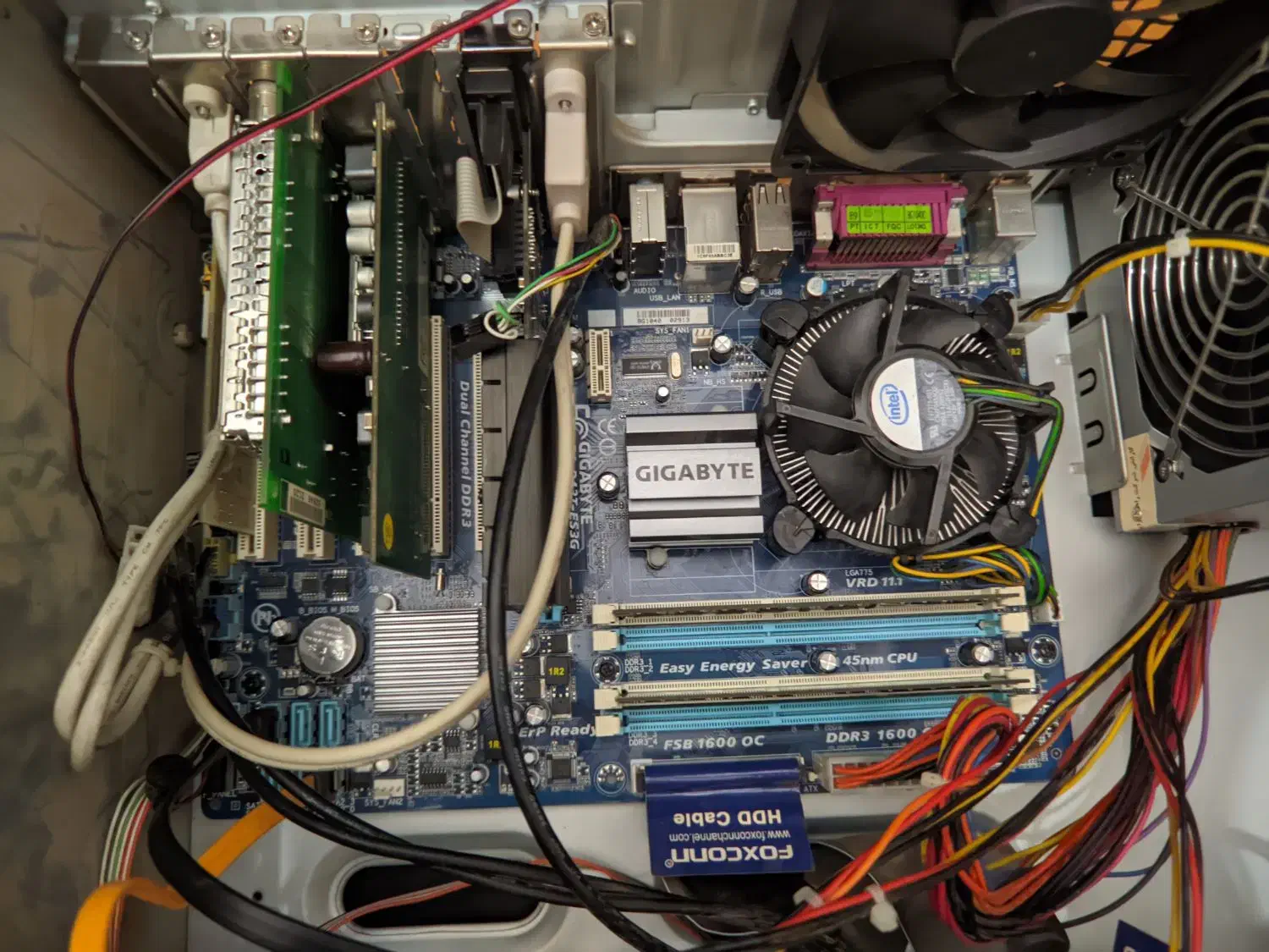 کامپیوتر رو میزی با کارت دیتا و تصویر به همراه میز|رایانه رومیزی|رشت, صفاری|دیوار