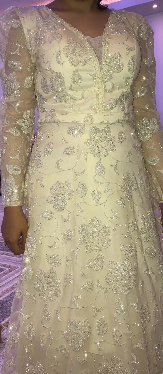 پیراهن مجلسی|لباس|رباط‌کریم, رباط‌کریم|دیوار