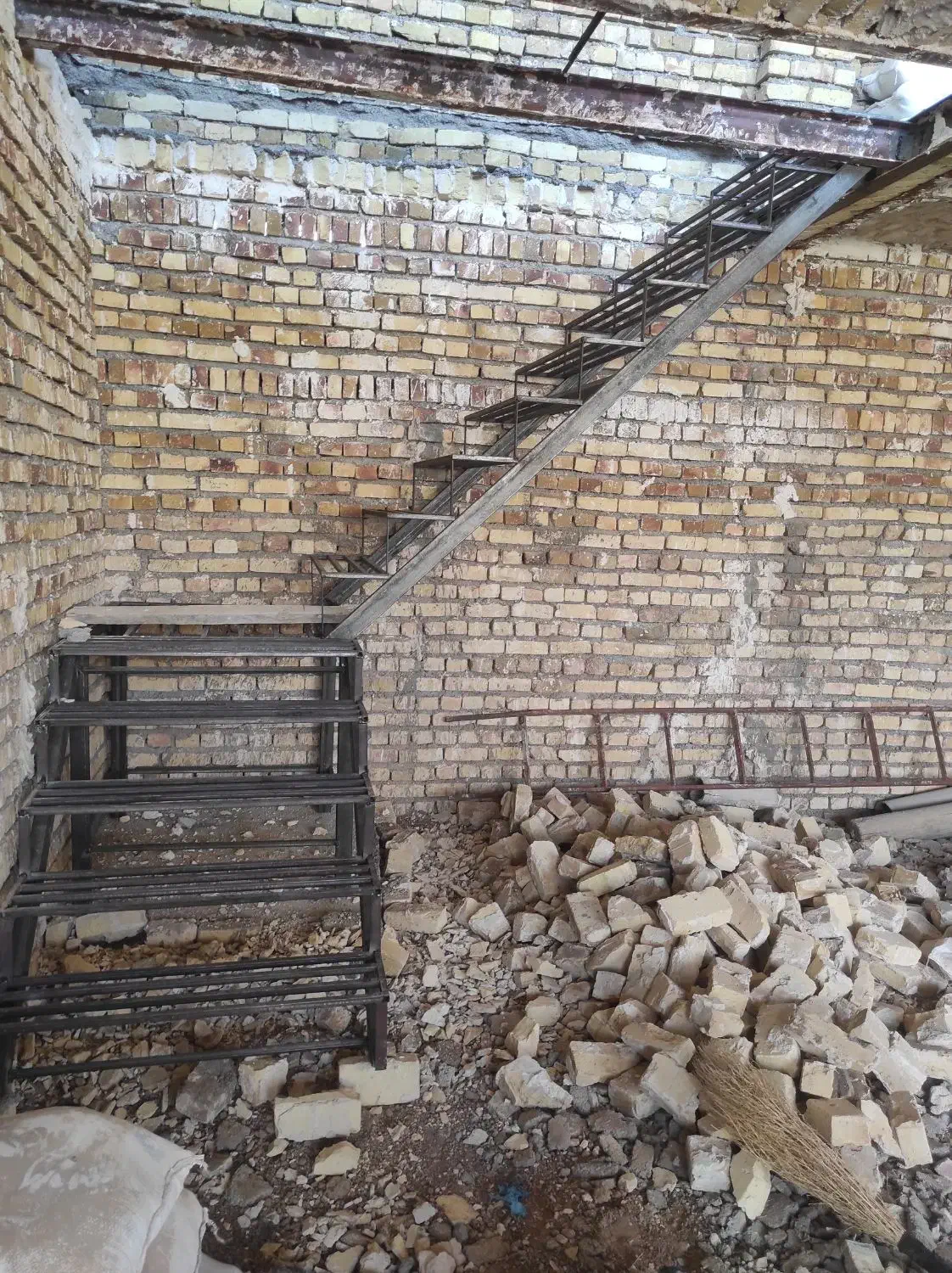 پله آهنی|ابزارآلات|خرمدشت, |دیوار