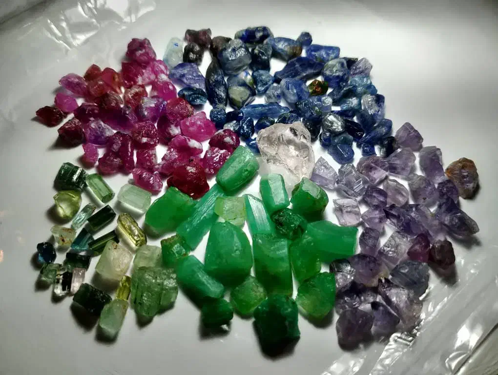 الماس یاقوت زمرد|جواهرات|مشهد, هفت تیر (حافظ)|دیوار