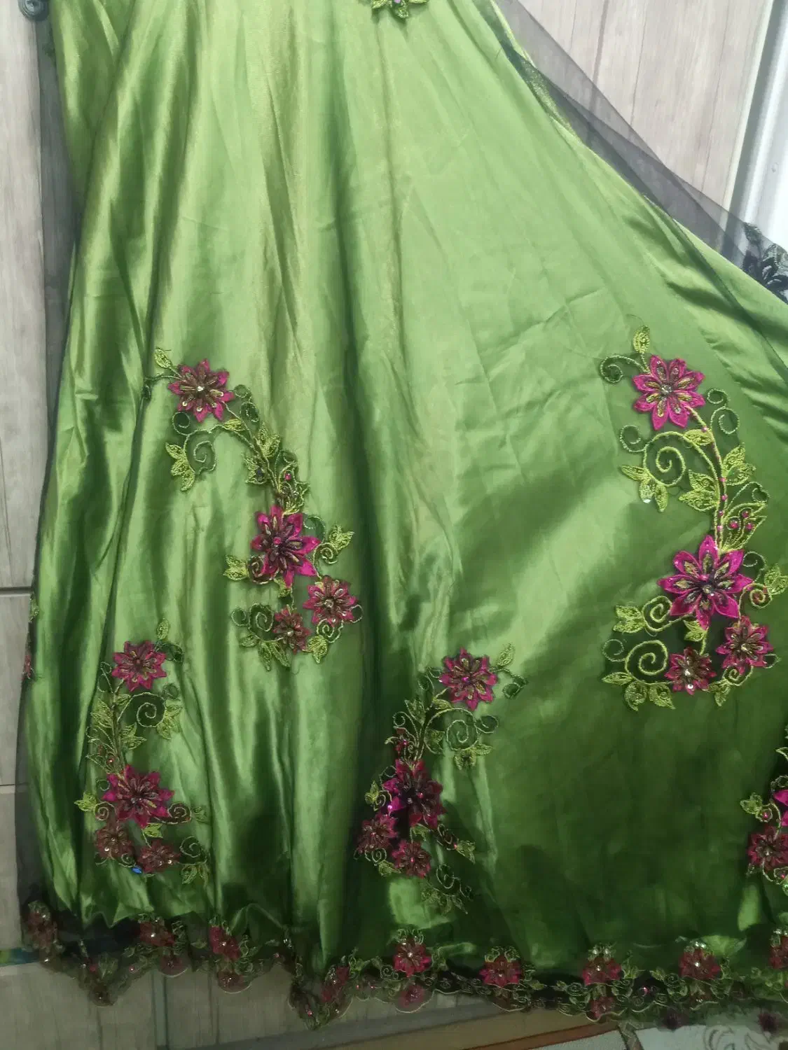 پیراهن مجلسی|لباس|قرچک, زیبا شهر|دیوار