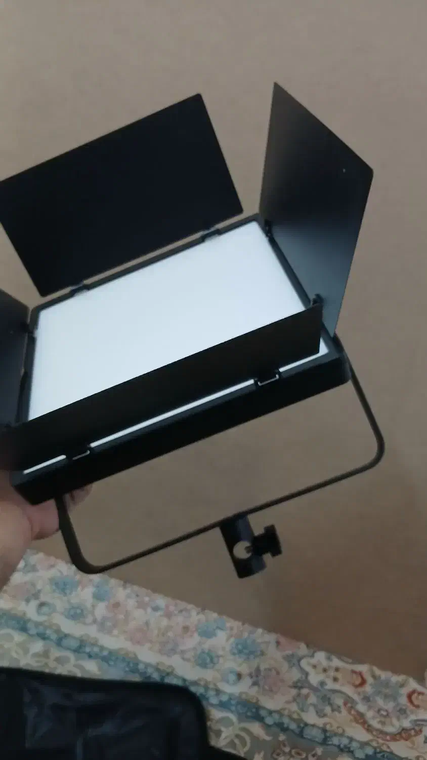 فلات نور vp900 مناسب تولید محتوا نقدی و شرایطی|دوربین عکاسی و فیلمبرداری|یزد, |دیوار