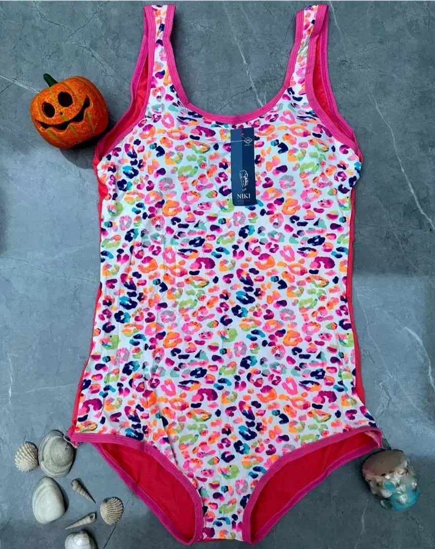 مایو شنا|لباس|باقرشهر, |دیوار