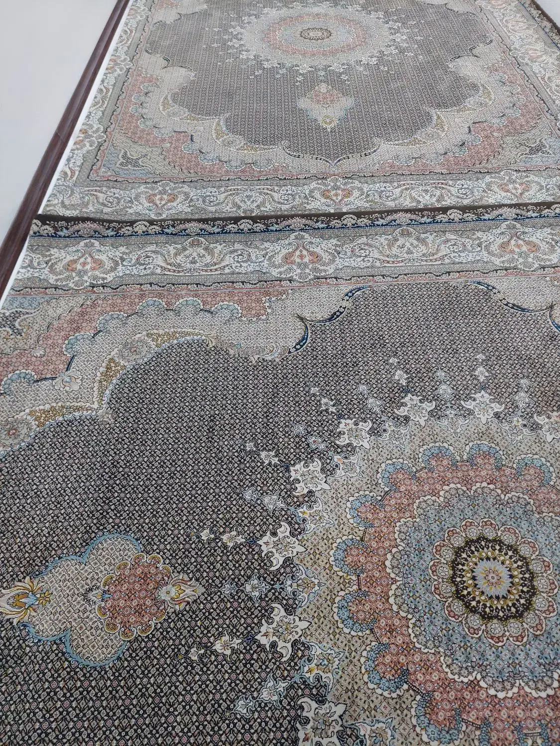 فرش ۷۰۰ شانه قهوه ای|فرش|قروه, |دیوار