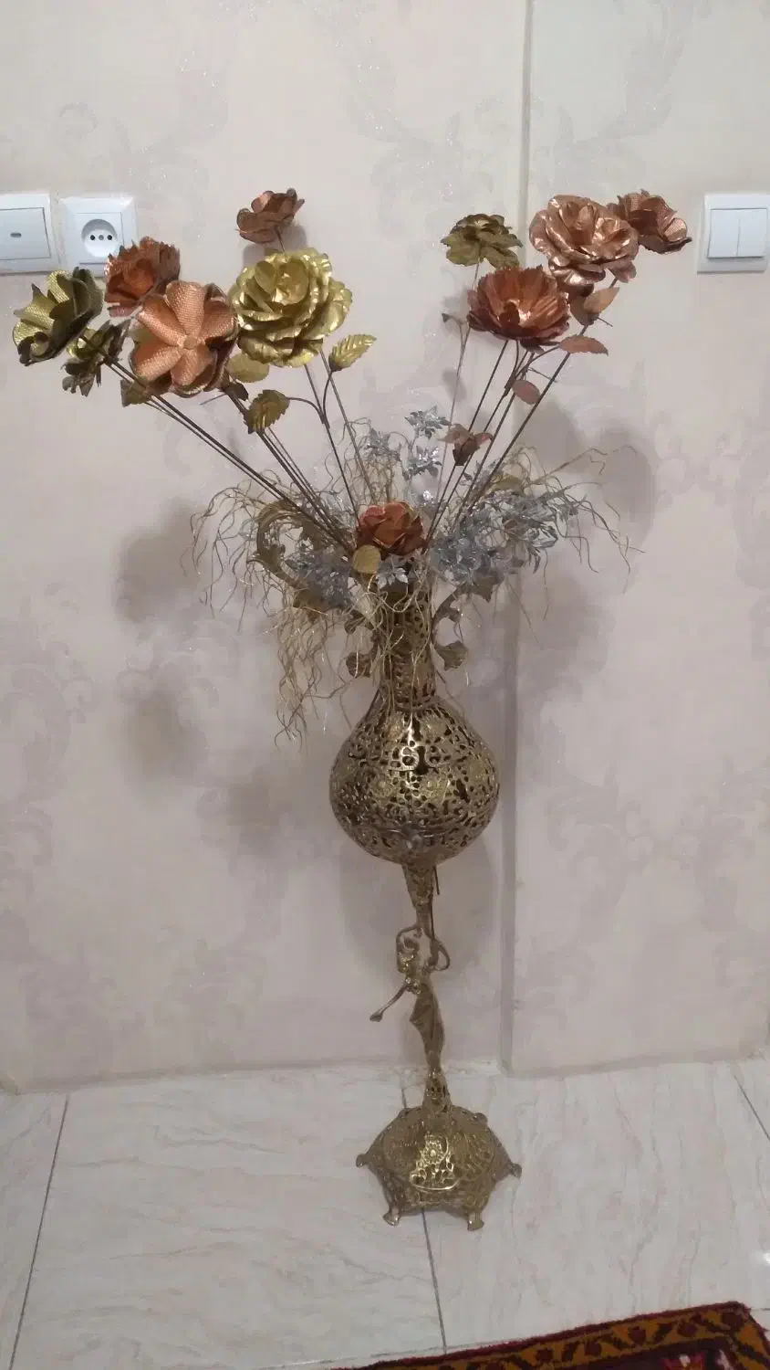 گلدان برنز با گل های زیبا|گل مصنوعی|تبریز, |دیوار