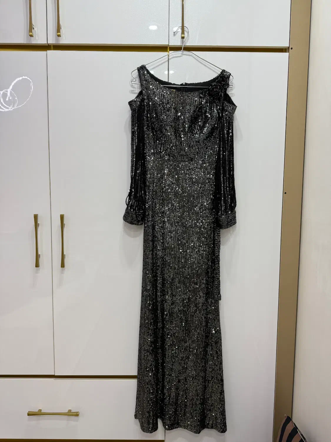 لباس مجلسی|لباس|ری, شهادت|دیوار