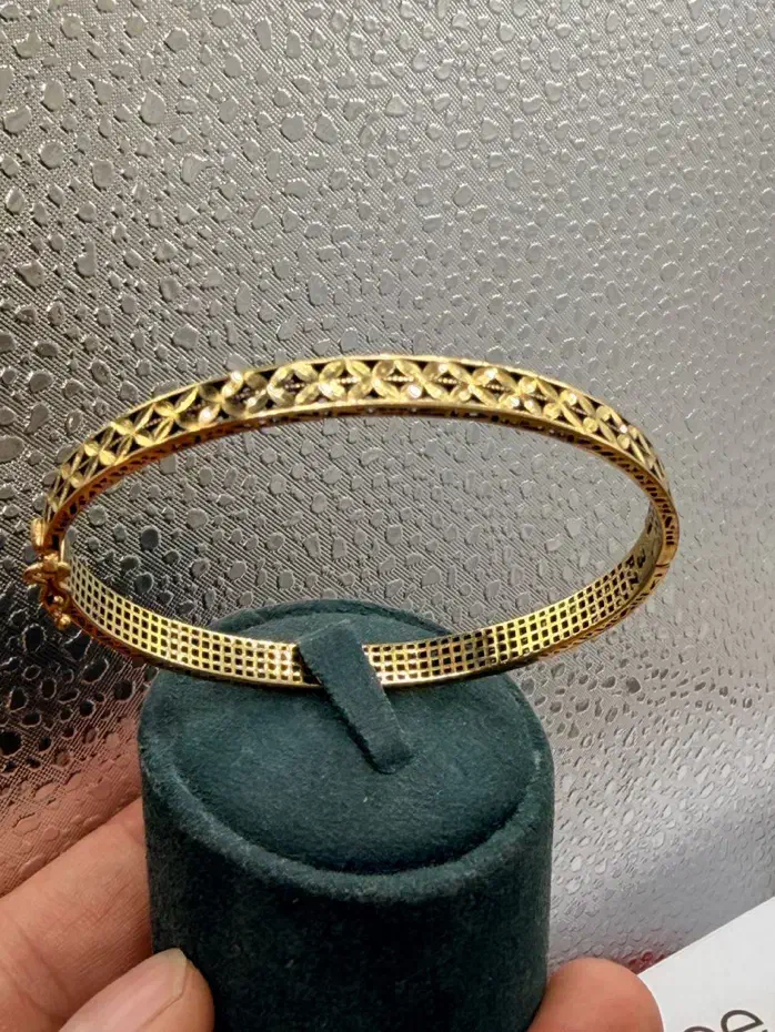 فروش دستبند بنگل طلا ۱۸ عیار بدون اجرت ۶ درصد|جواهرات|تهران, گلستان (شهرک راه آهن)|دیوار