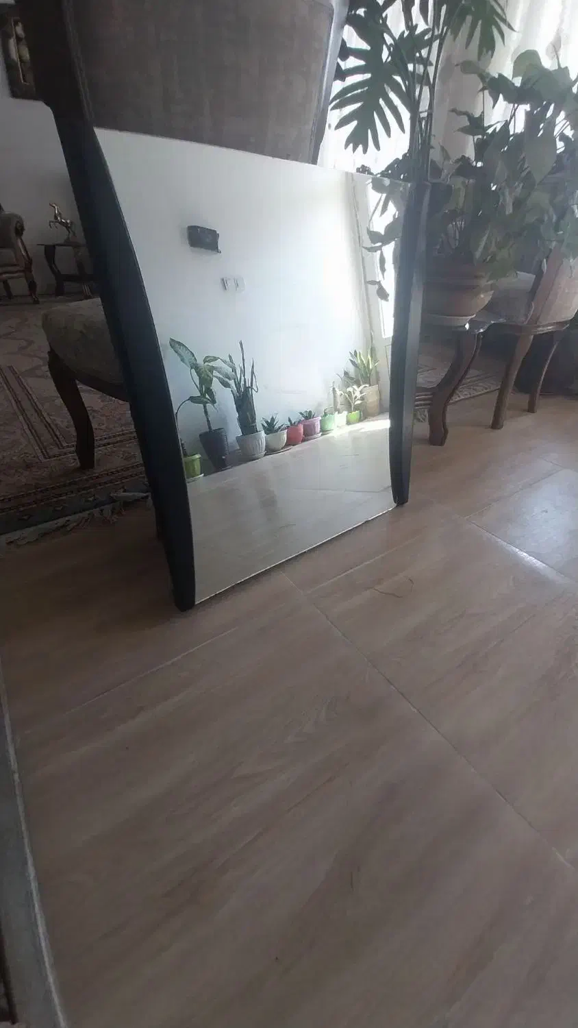 آیینه و صندلی آرایشگاه تمیز|آرایشگاه و سالنهای زیبایی|ملایر, |دیوار