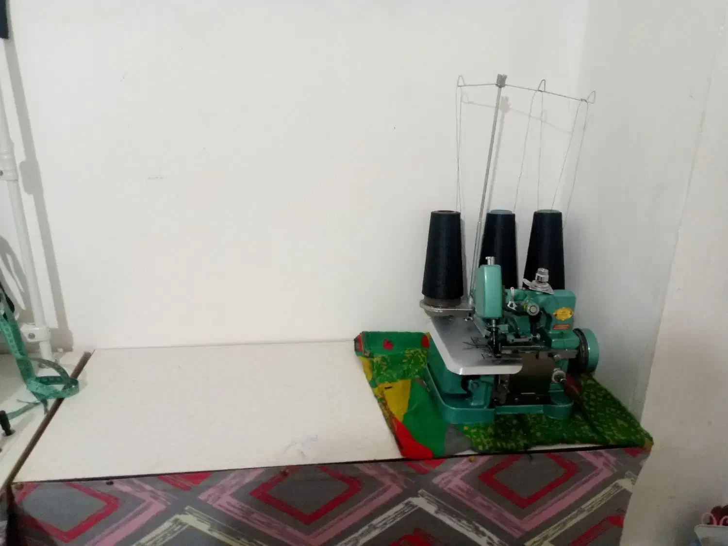 فروشی سردوز سه نخ ب همراه میز|چرخ خیاطی و ریسندگی|تایباد, |دیوار
