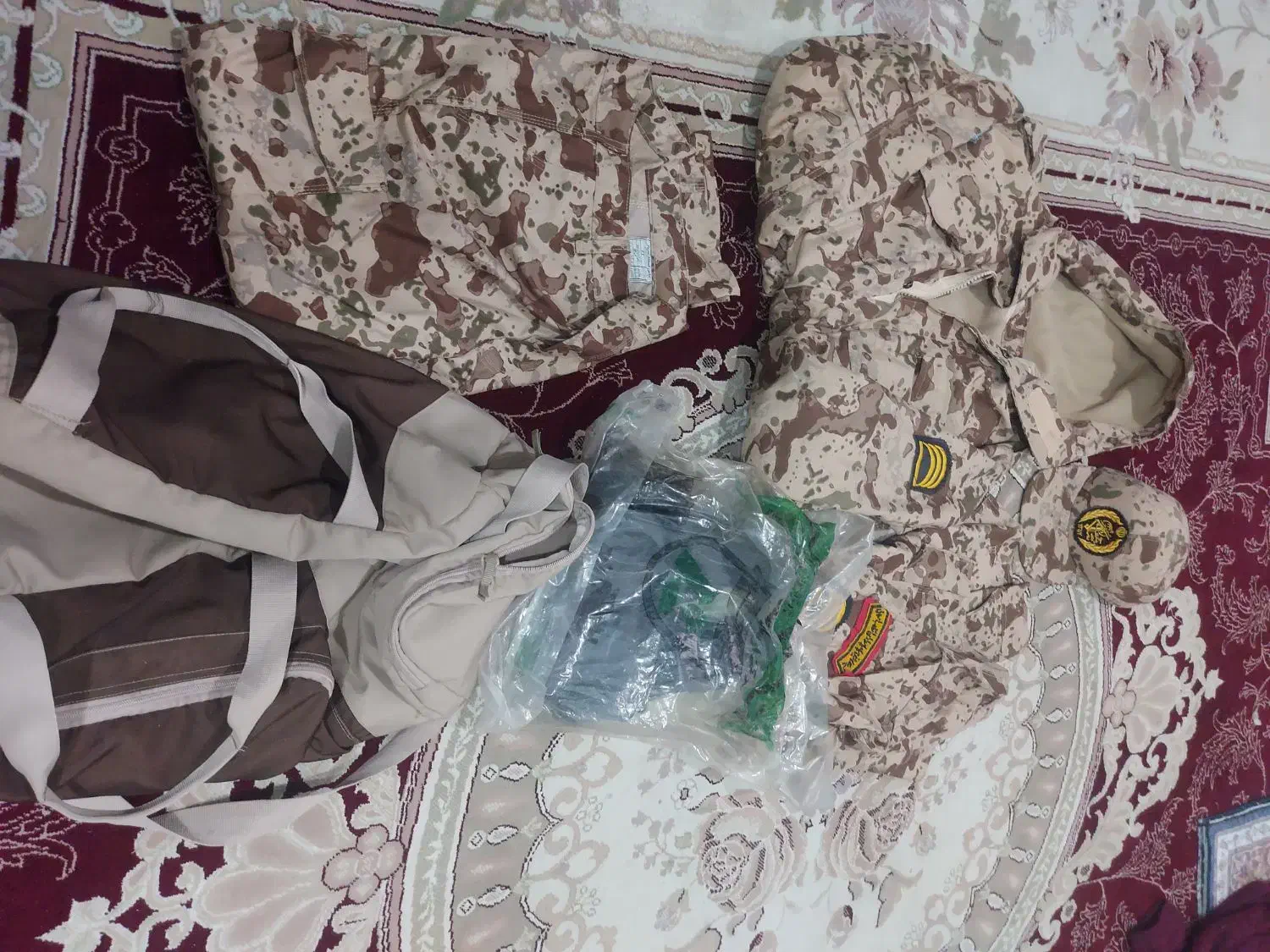 لباس سربازی|لباس|ری, علایین|دیوار