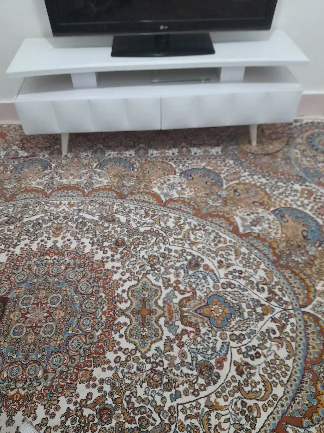 تلویزیون ۴۲ اینچ ال جی همراه با میزش|تلویزیون و پروژکتور|خرم‌آباد, |دیوار