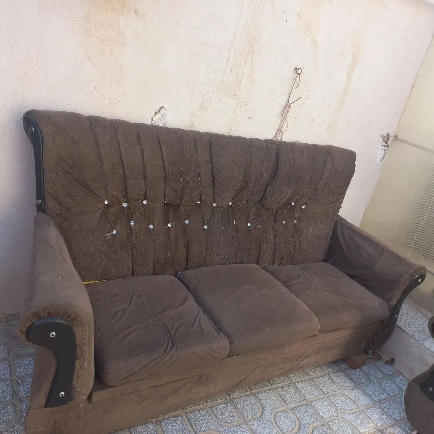 مبل کار کره فقط دو تا پایه مشکل دارن کمی|مبلمان خانگی و میز عسلی|قوچان, |دیوار