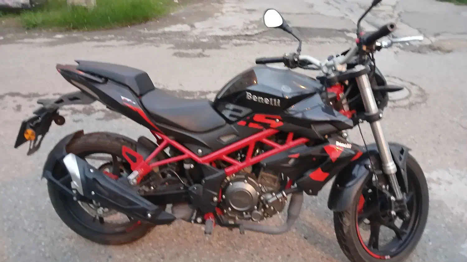 بنلی ۲۵۰ تک|موتورسیکلت|بندر انزلی, معلم|دیوار