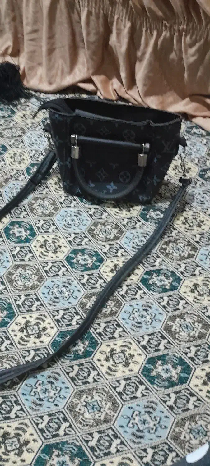 کیف دوشی|کیف، کفش، کمربند|رشت, فلسطین|دیوار